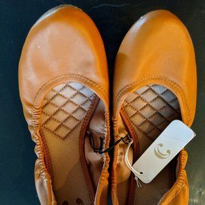 NWT Super cute tan flats